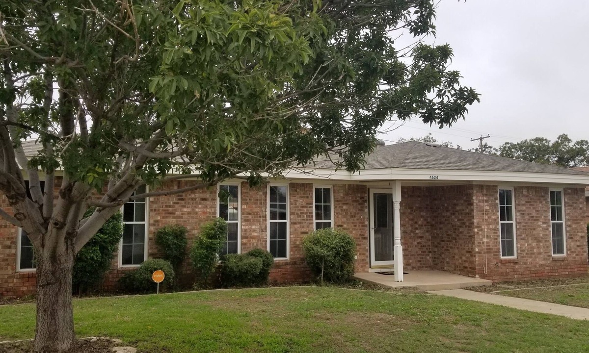 Midland House | West Midland/Beal Park - 3 bed, 2 bath, 2 car garage home
