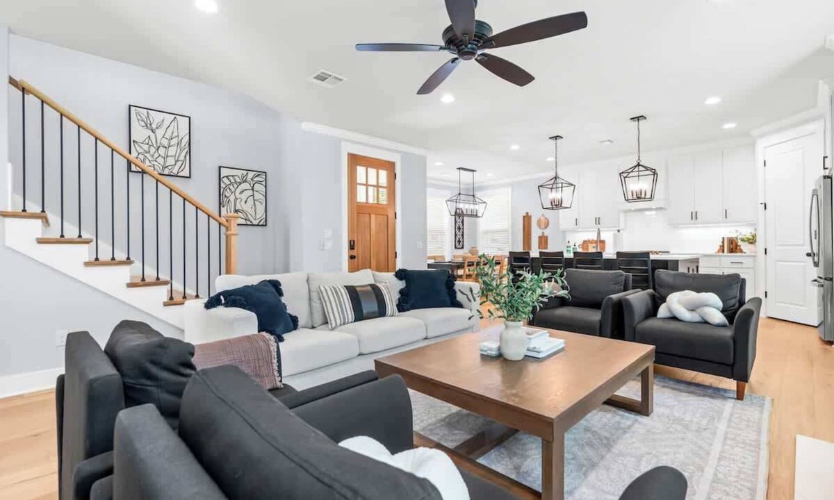 Waco House | White Retreat on Proctor - 3.5 Bathrooms!