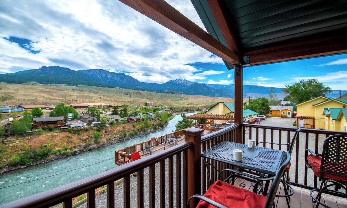 Gardiner Hotel | Yellowstone Riverside Cottages