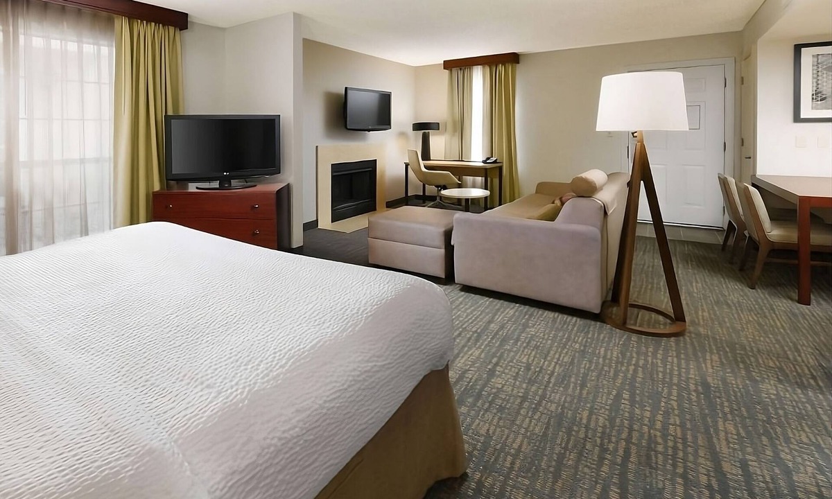 Northeast Heights Hotel | Your Home Away from Home in Vibrant Albuquerque! Free Breakfast, Full Kitchen!