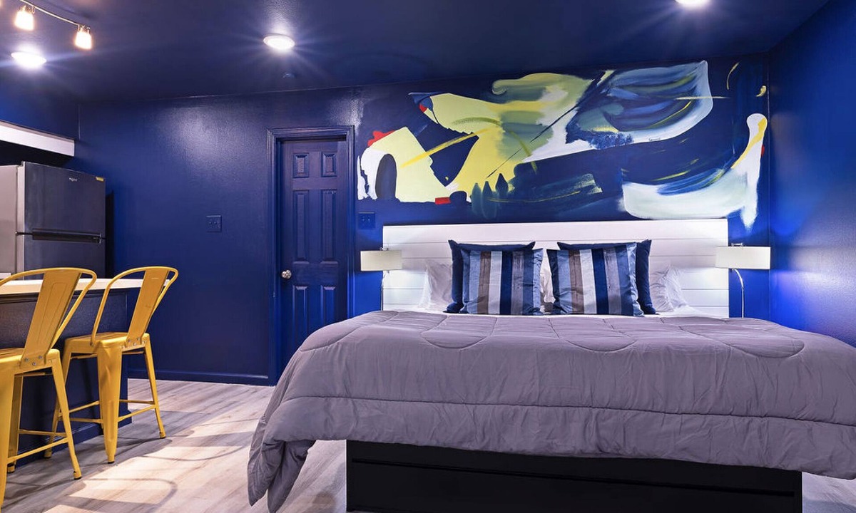 Neartown Apartment | Your Montrose Studios! Sleeps 24/12BR/12BA/12PA