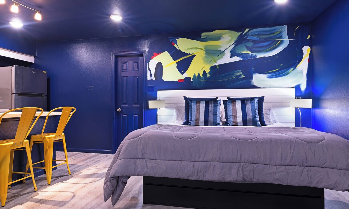 Montrose Apartment | Your Montrose Studios! Sleeps 26/13BR/13BA/13PA