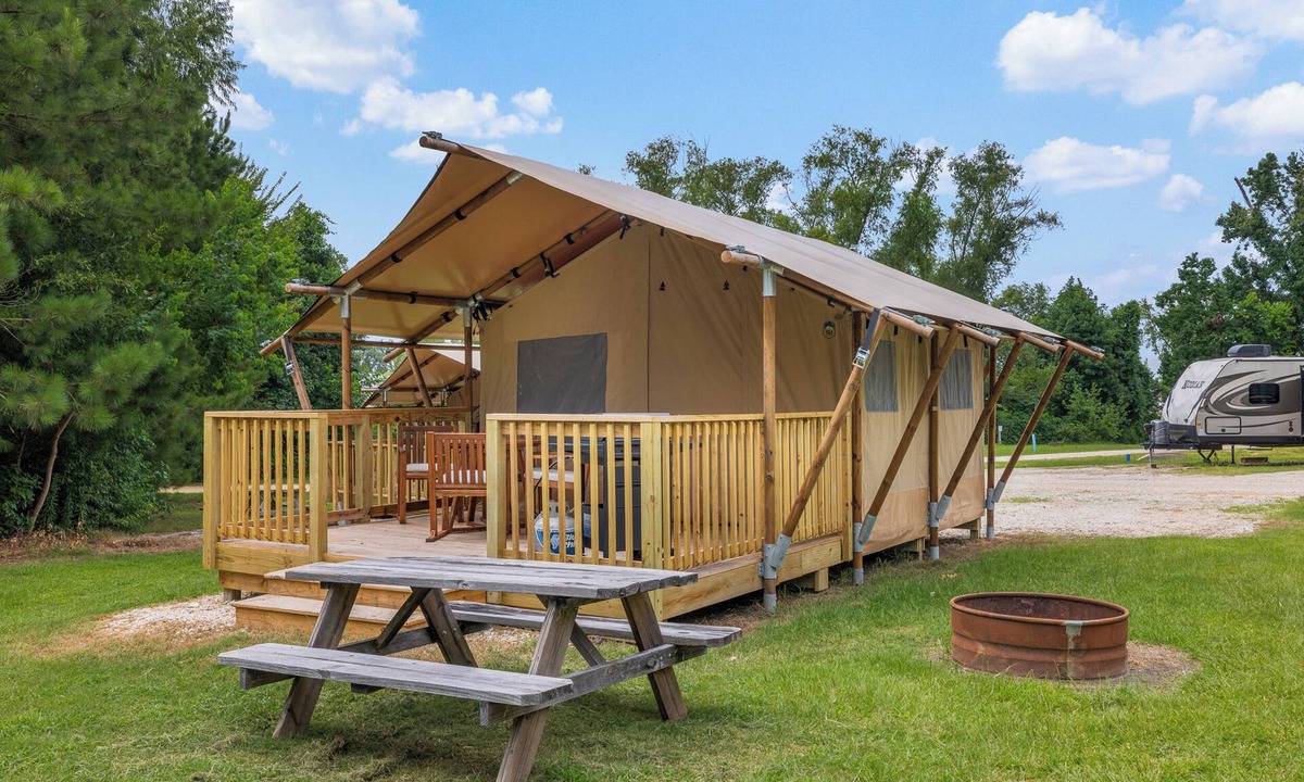 Onalaska RV Rental | Your Peaceful and Cozy Lakeside Glamping Hideaway
