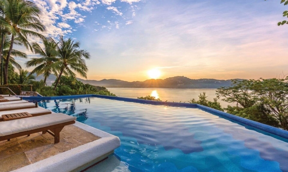 Almacen Resort | Zihuatanejo | Romantic Ocean Escape | Pool + Beach