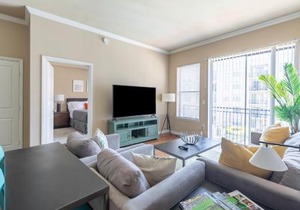 2BR Executive Suite With Pool, Gym & Fast Wi-Fi By ENVITAE