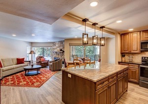 Great location, Sleeps 6, Walk to lifts/downtown, Garage parking!