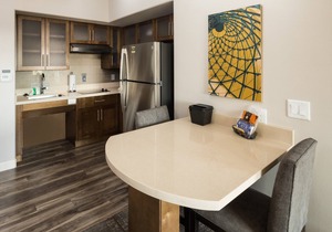 King Suite w/Kitchen. Free Breakfast. Pool. Great Location!