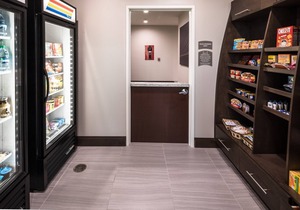 King Suite w/Kitchen. Free Breakfast. Pool. Great Location!