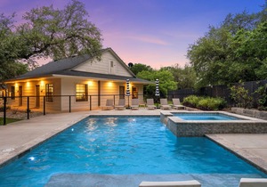 Secluded Garden-view King Suite with Pool Surrounded by Tree-Filled Retreat