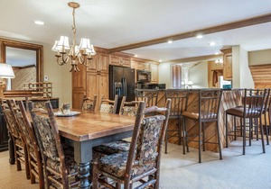 Steps From Hiking - Outdoor Pool & Hot Tub - On Call Shuttle