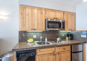 Top Floor Bay Window, Mountain & River Views + Pool & Hot Tub