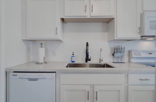 Camelback East Apartment | 1 bedroom uptown apartment with pool