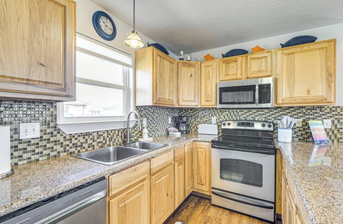 Surfside Beach Cottage | 1 Block to Surfside Beach: Home w/Gulf Views!