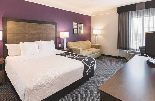 Arlington Hotel | 1 King Bed, Deluxe Room, La Quinta Inn, Pet-Friendly Comfort Near AT&T Stadium