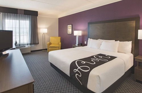 Arlington Hotel | 1 King Bed, La Quinta Inn, Breakfast & Outdoor Poolside Bliss Near Six Flags