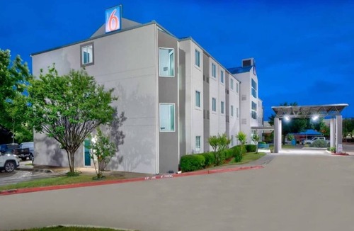 Benbrook Apartment | 1 King Bed|Mobil Access,Nsmk