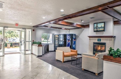 Dallas Apartment | 1 Queen Bed|Suite,Smk,Sofa-Bed