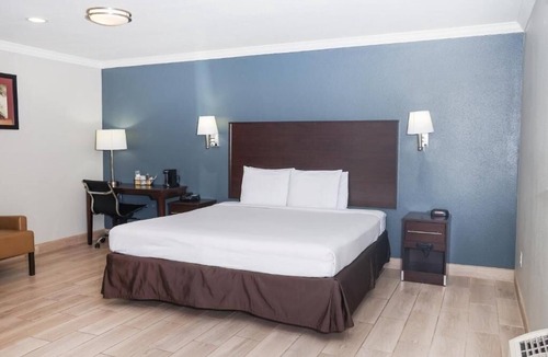 McAllen Hotel | 1 Unit | Spacious Pool Retreat Pet Friendly & Convenient Parking