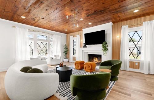 Jefferson House | 10 Min 2 Downtown, Heated Pool, Hot Tub, Putt Putt