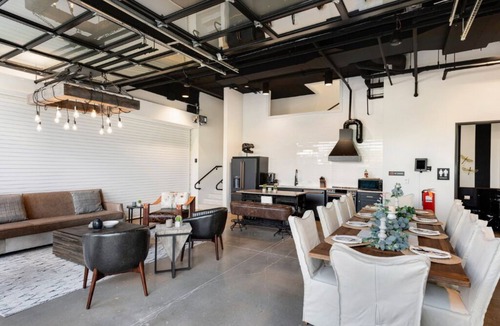 East Cesar Chavez House | 10BR/26 Bed - Pool, Roofdeck, Garden Bars, Walk To Everything!