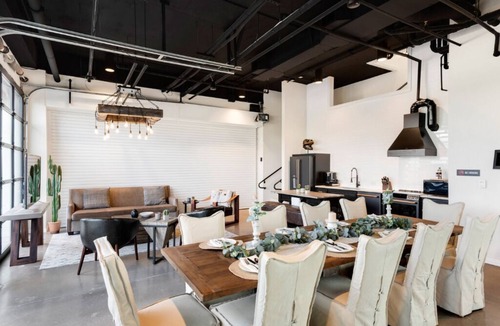 East Cesar Chavez House | 10BR/26 Bed - Pool, Roofdeck, Garden Bars, Walk To Everything!