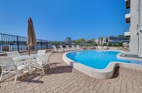Charlevoix House | 118D Edgewater Inn