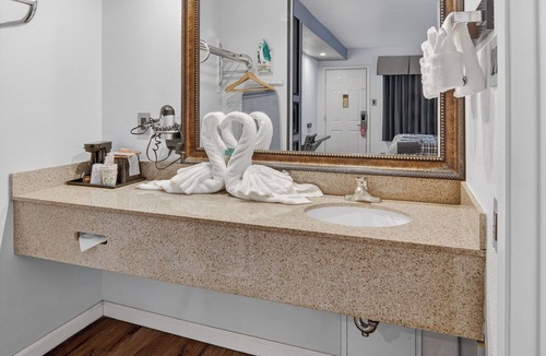 Tyler Hotel | 12 Oaks Hotel