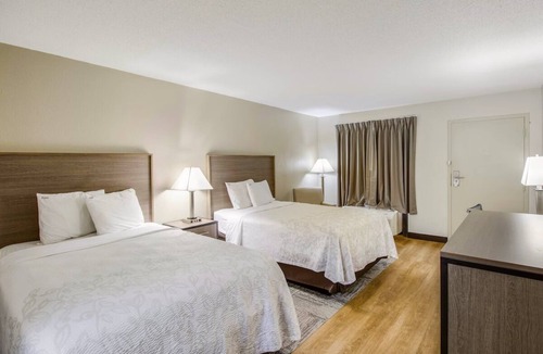 Addison Hotel | 15 Miles Away from Downtown Dallas | Relaxing Couple Stay | Free Parking