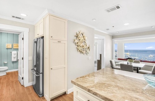 Avalon House | 150 Middle Terrace – Stunning 3BD Avalon Home, Views!, Golf Cart, A/C