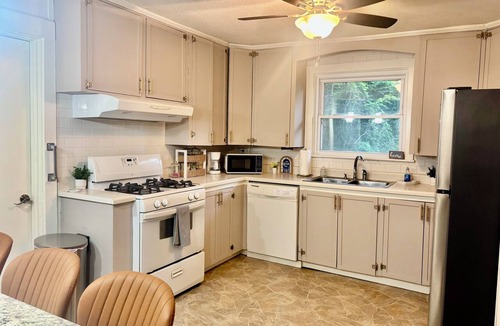 Ashdown House | 15mins to Millwood, king bed, 2 full beds, fenced yard, fire pit - The Haven