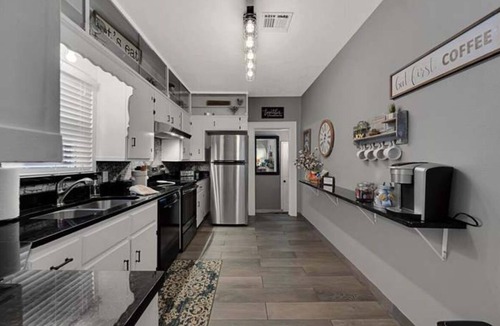 Brookview House | 1925 Waco Charmer! Under 10 min. to Baylor, Magnolia Silos, downtown Waco, zoo!