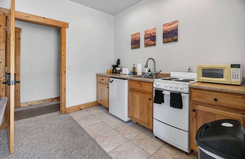 Fort Collins Apartment | 1BR Mountain View Studio with Fireplace,Deck,Views