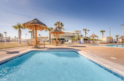 Galveston Apartment | 1BR Suite w/Kitchen | Pool, Golf & Arcade