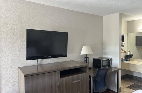 Lookout Valley Neighborhood Association Hotel | 2 Accommodations 1.3 Mi from Reflection Riding Arboretum | Pets Allowed