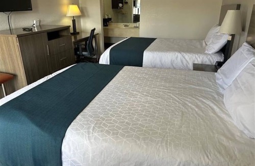 Lookout Valley Neighborhood Association Hotel | 2 Accommodations 1.3 Mi from Reflection Riding Arboretum | Pets Allowed