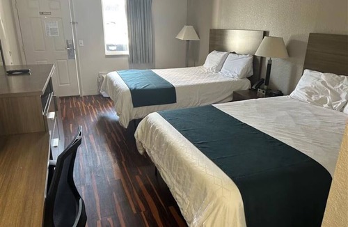 Lookout Valley Neighborhood Association Hotel | 2 Accommodations 1.3 Mi from Reflection Riding Arboretum | Pets Allowed