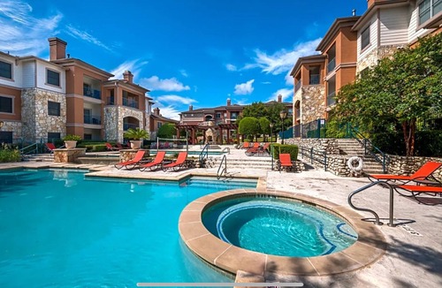 East Congress Condo | 2 Beds - 1 Bath - Pools - HotTub - GYM - Pet friendly - Serene Environment