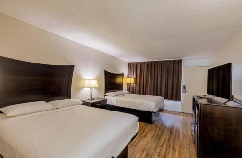 Beeville Hotel | 2 Budget-Friendly Rooms w/Breakfast, Parking, Pet-Friendly Stay