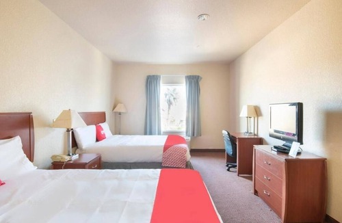 Clute Hotel | 2 Comfortable Rooms, Seasonal Pool, Enjoy Nearby Attractions