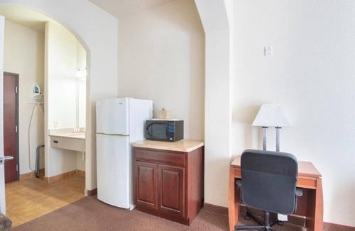 Clute Hotel | 2 Comfortable Rooms for Families w/Nearby Dining & Attractions
