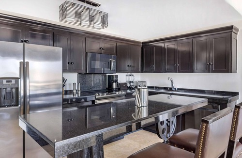 Zona Hotelera Hotel | 2 Elegant 3BR Suites w/Ocean View – 5-Min Drive to Historic Plaza Mijares
