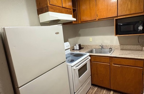 Humble Hotel | 2 Family Rooms w/Kitchenette w/Free Parking, George Bush Airport Nearby