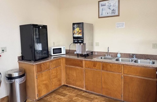 Humble Hotel | 2 Family Rooms w/Kitchenette w/Free Parking, George Bush Airport Nearby