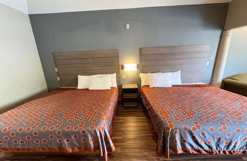 Humble Hotel | 2 Family Rooms w/Kitchenette w/Free Parking, George Bush Airport Nearby