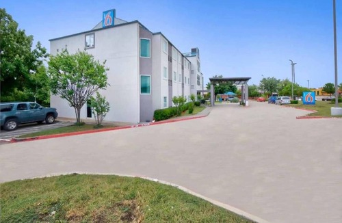 Benbrook Apartment | 2 Full Beds | Accessible, Non-Smoking
