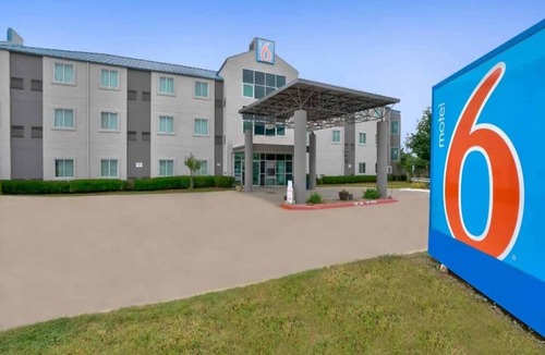 Benbrook Apartment | 2 Full Beds | Accessible, Non-Smoking