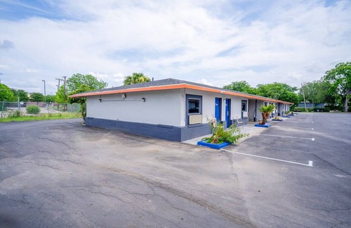 West San Antonio Apartment | 2 Full Beds|Non-Smoking