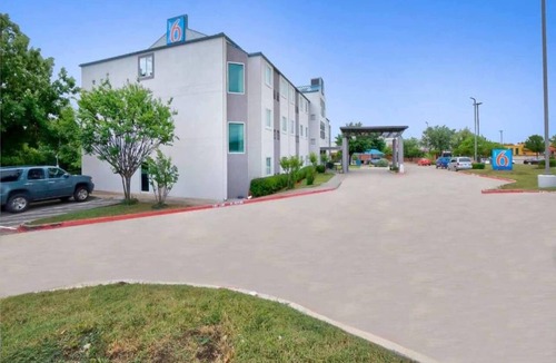 Benbrook Apartment | 2 Full Beds | Non-Smoking