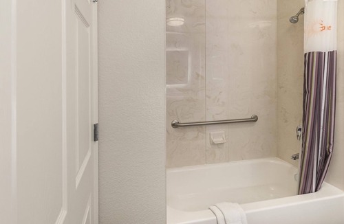 Arlington Hotel | 2 Full Beds w/Full-Sized Sleeper Sofa, La Quinta Inn, Dive in Nearby Adventures