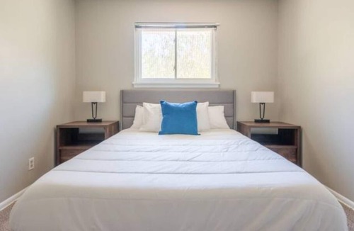 Vance Jackson House | 2 Masters, 3 KING beds, 6 Rooms, Perfect Location.